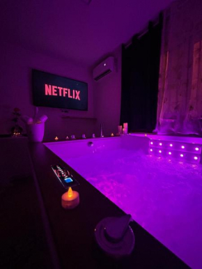 Love Room à Cannes - Appartement 25m2 pour 2 personnes avec un jacuzzi Privé